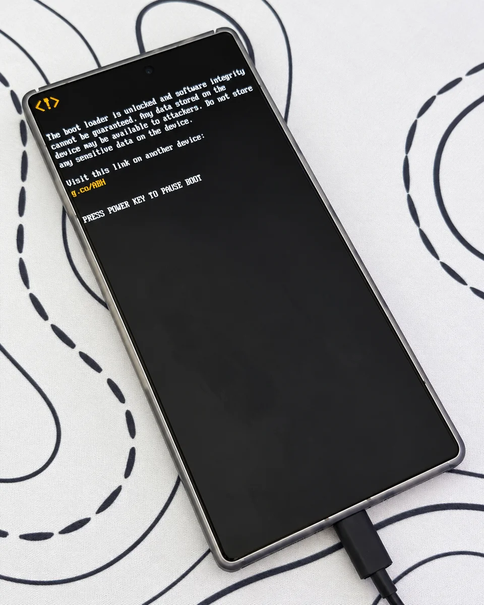 Aparelho conectado por USB com aviso de bootloader desbloqueado.