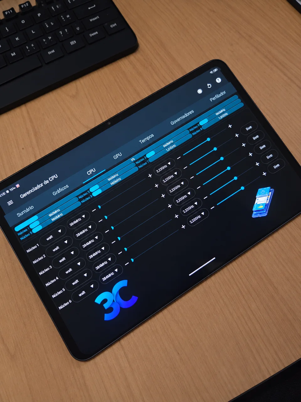 Gerenciador de CPU no tablet com controles de núcleos, frequência e energia.