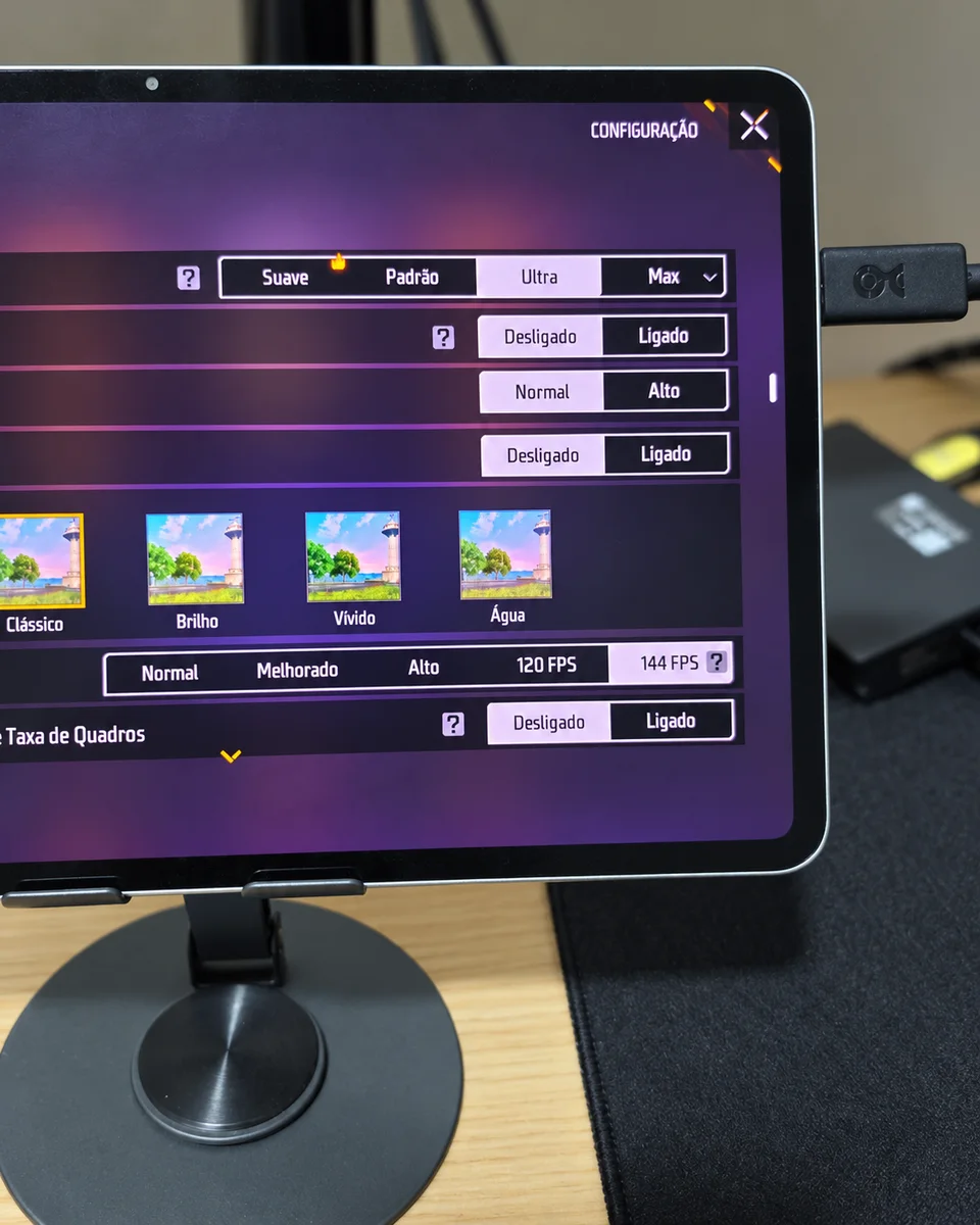 Tablet mostrando as opções gráficas e de taxa de quadros de um jogo.