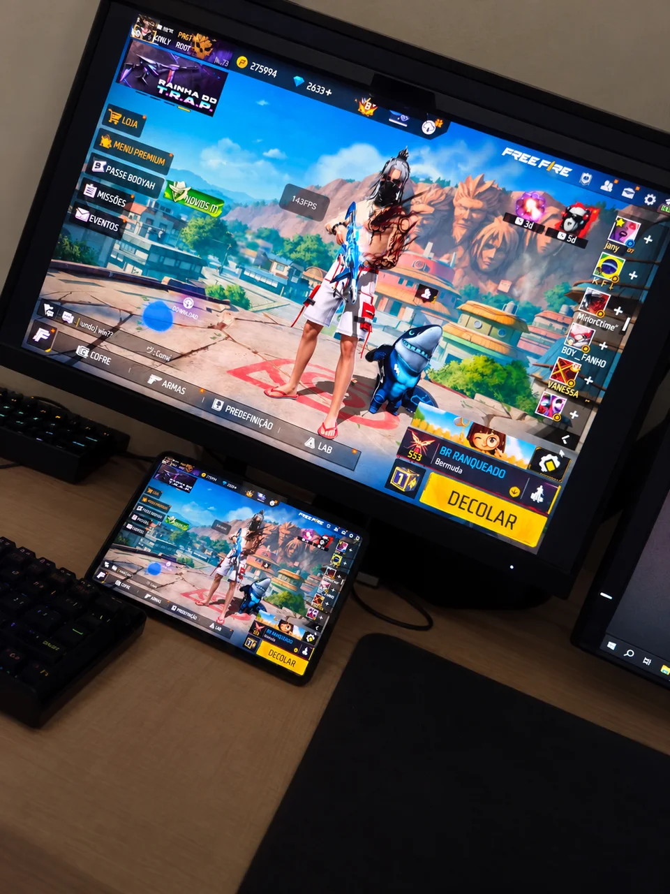 Monitor e tablet exibindo o Free Fire em uma configuração de mobilador.