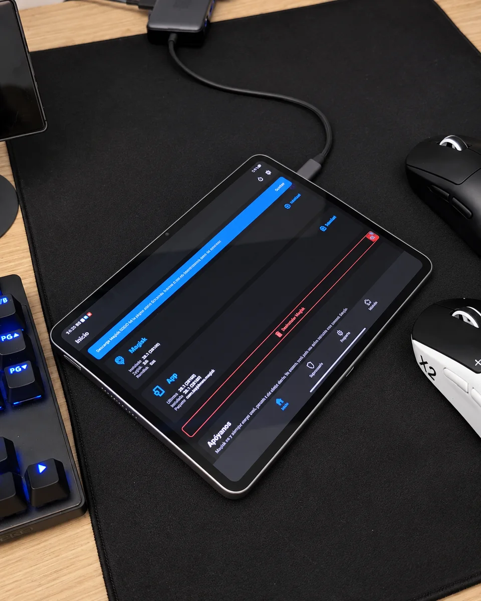 Tablet na bancada com o aplicativo Magisk aberto.