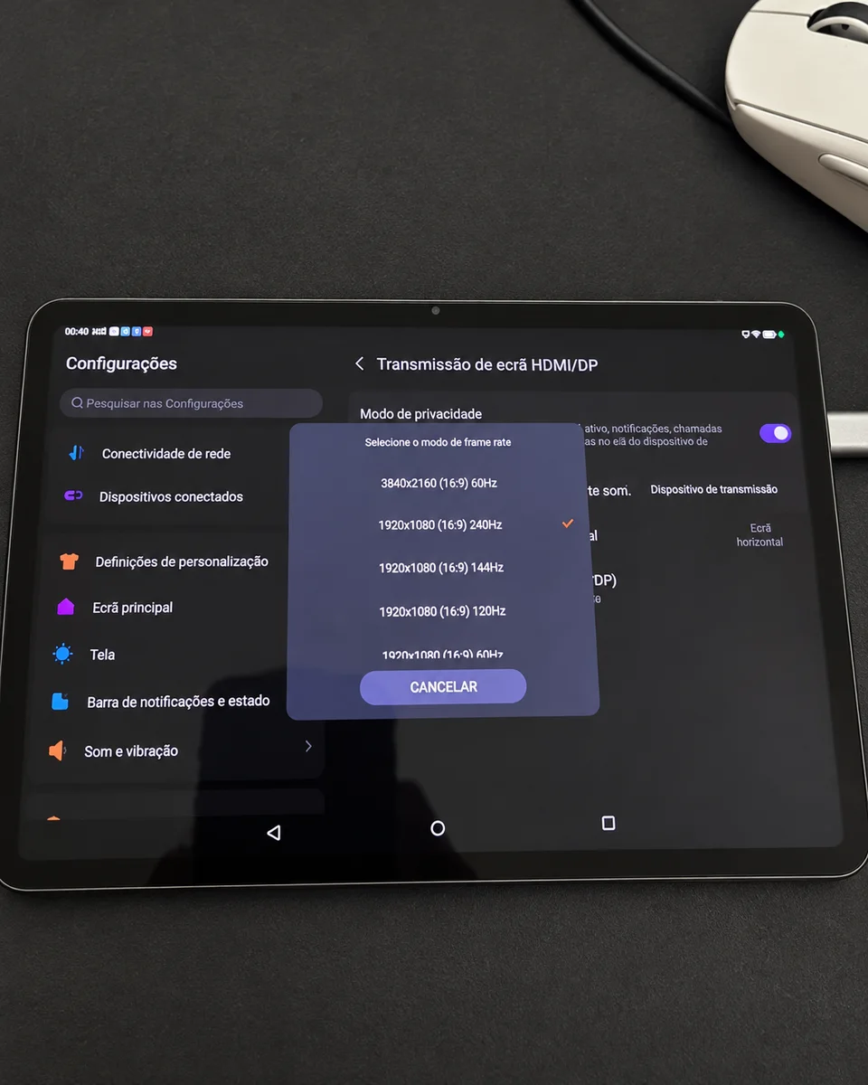 Tablet mostrando as configurações de resolução e frequência da saída de vídeo.